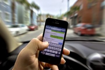 Allarme smartphone in auto, troppi giovani lo usano per le chat mentre guidano