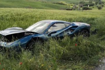 Incidente tra due Ferrari alla Mille Miglia 2019. Una donna ferita e due bolidi fuori uso