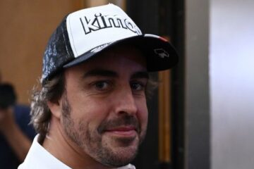Fernando Alonso investito da un’auto mentre era in bici