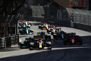 Max Verstappen vince a Montecarlo e va in testa al mondiale