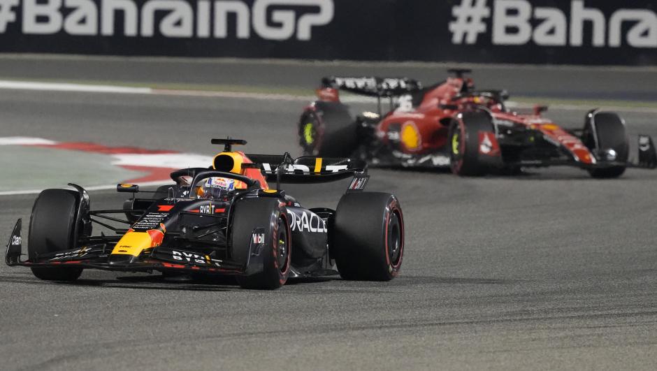 GP Bahrain: Verstappen vince facile, fenomenale Alonso. Ferrari di Leclerc KO