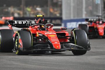 Carlos Sainz trionfa a Singapore riportando la Ferrari alla vittoria