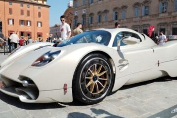 Le Hypercar di Horacio Pagani oggi in tour a Trapani e alle Egadi, sabato ad Erice. Il video